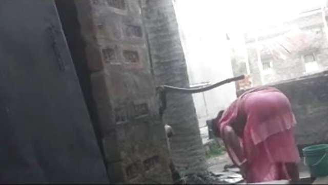 അശ്ലീലം ഓൺലൈനിൽ രജിസ്ട്രേഷൻ ഇല്ല സെക്സി തുറന്ന സെക്സി നഗ്നനായി. മുറ്റത്ത് ജനന